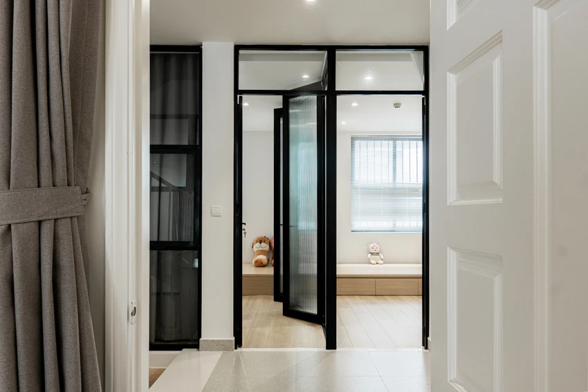 Kính cường lực không những tạo khoảng trống đưa ánh sáng vào nhà, mà còn là phân giới giữa các không gian phòng với nhau. Kính cường lực không những tạo khoảng trống đưa ánh sáng vào nhà, mà còn là phân giới giữa các không gian phòng với nhau.
