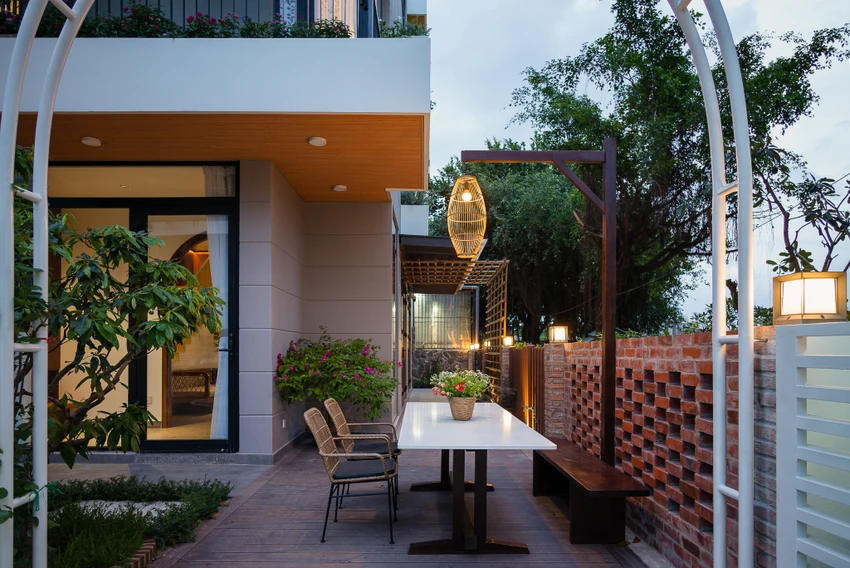 Ngôi nhà có diện tích 7 x 17 m, được thiết kế bởi kiến trúc sư Arch.A.