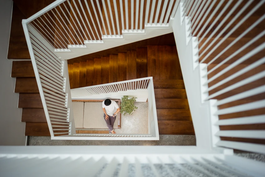 Mạch của ngôi nhà được hình thành từ những khoảng không, giữ vai trò như sợi dây liên kết giữa các thành viên trong gia đình qua lối sinh hoạt thường nhật.