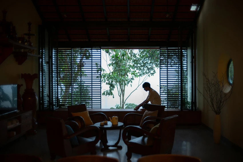 Trước khi cải tạo, công trình là một căn nhà cấp bốn cũ. Trước khi cải tạo, công trình là một căn nhà cấp bốn cũ.