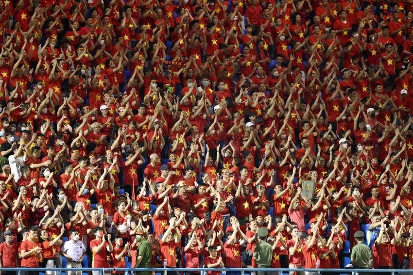 Người hâm mộ cổ vũ đội tuyển nữ Việt Nam và Thái Lan tại SEA Games 31. ẢNH: ANH PHƯƠNG. Người hâm mộ cổ vũ đội tuyển nữ Việt Nam và Thái Lan tại SEA Games 31. ẢNH: ANH PHƯƠNG.