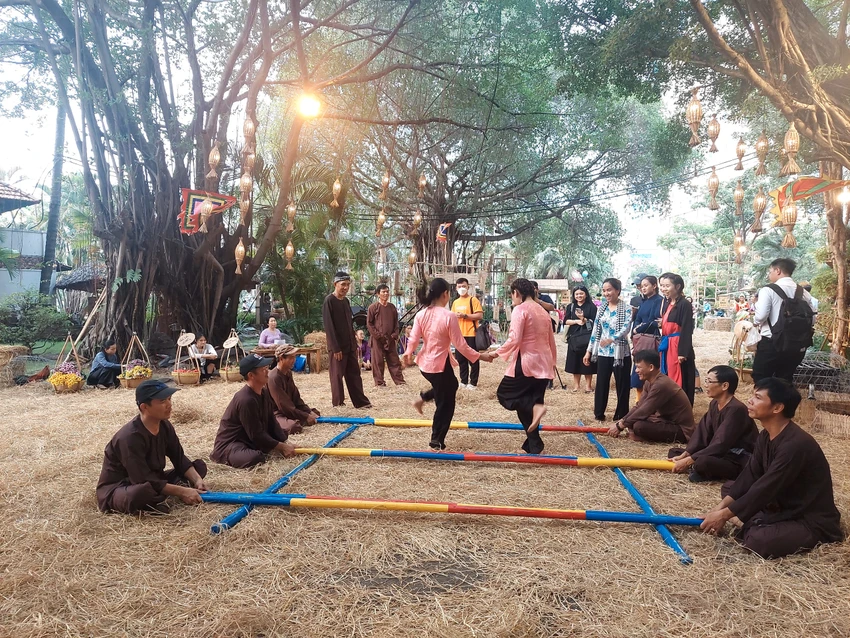 Khu vực cổng chào, ban tổ chức bố trí các trò chơi dân gian thu hút du khách.