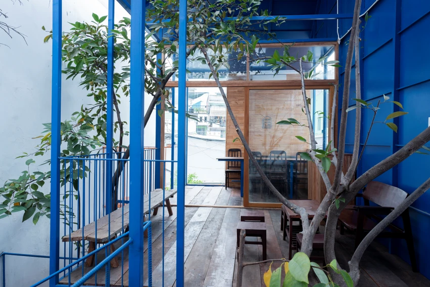 Khung kết cấu sắt cũ, sàn gỗ từ vựa ve chai, băng ghế ghép từ hai mảng gỗ cầu thang. Khung kết cấu sắt cũ, sàn gỗ từ vựa ve chai, băng ghế ghép từ hai mảng gỗ cầu thang.