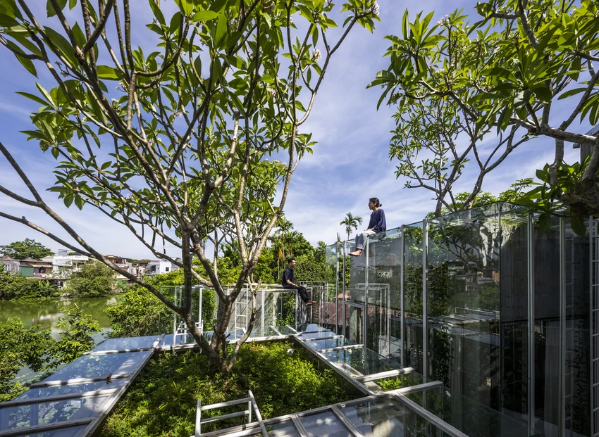 Không có bức tường bên ngoài để ngăn ngôi nhà với thế giới bên ngoài.