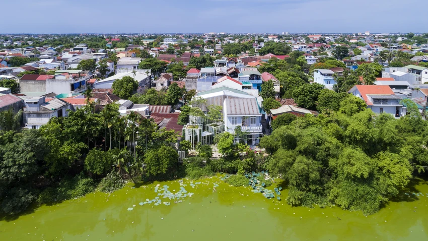 Labri House có diện tích 55 m2, được xây dựng trên khu đất rộng 100 m2, là tổ ấm của đôi vợ chồng tuổi trung niên.