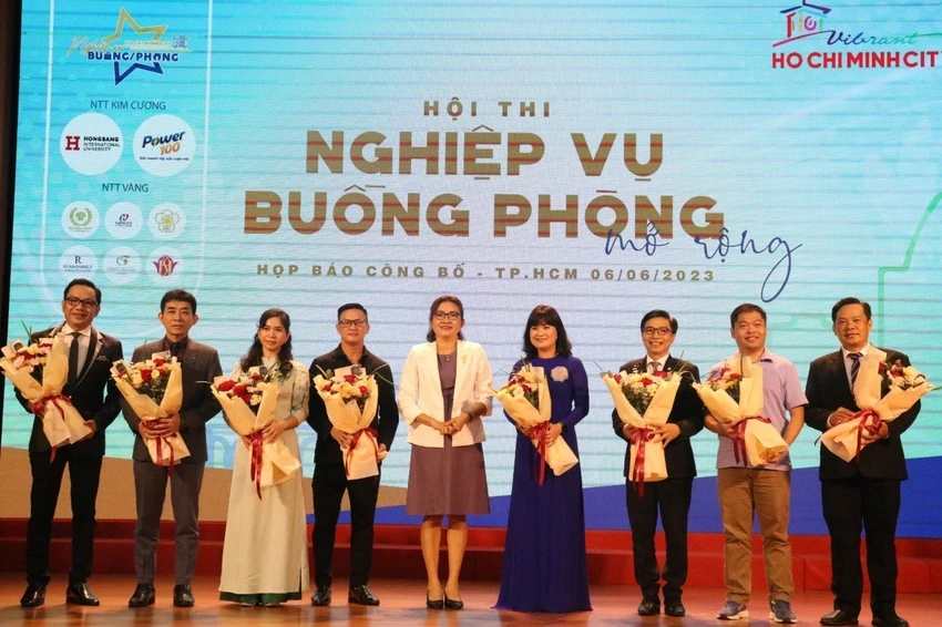 Ban tổ chức tặng hoa các giám khảo hội thi nghiệp vụ buồng phòng TP.HCM mở rộng năm 2023. Ban tổ chức tặng hoa các giám khảo hội thi nghiệp vụ buồng phòng TP.HCM mở rộng năm 2023.