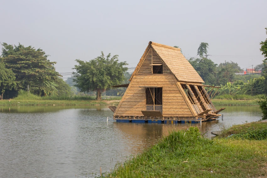 Ngôi nhà được che bên ngoài và ngăn bên trong bằng vật liệu nhẹ (tấm đan bằng tre nén, lá, tôn, mành tre...)