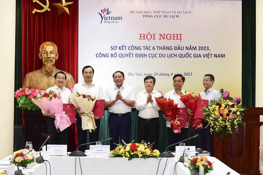 Lãnh đạo Bộ VH-TT&amp;DL trao quyết định nhân sự cho lãnh đạo Cục Du lịch Quốc gia Việt Nam. Ảnh: TITC.