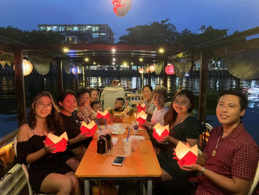 Du khách trải nghiệm du thuyền trên kênh Nhiêu Lộc - Thị Nghè. Ảnh: Saigon Boat. Du khách trải nghiệm du thuyền trên kênh Nhiêu Lộc - Thị Nghè. Ảnh: Saigon Boat.