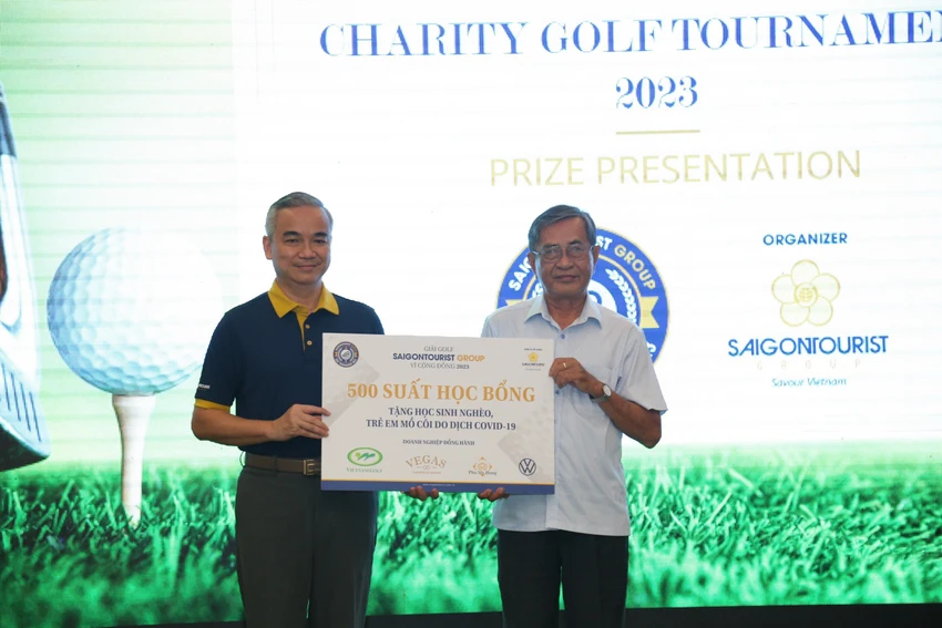 Ông Võ Anh Tài, Phó Tổng Giám đốc Saigontourist Group trao 500 suất học bổng cho Hội bảo trợ bệnh nhân nghèo TP.HCM. Ông Võ Anh Tài, Phó Tổng Giám đốc Saigontourist Group trao 500 suất học bổng cho Hội bảo trợ bệnh nhân nghèo TP.HCM.