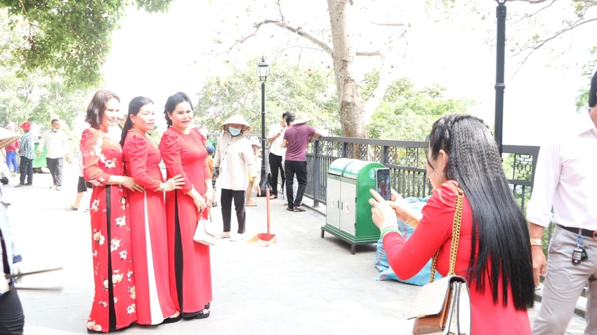 Các công ty lữ hành phải đa dạng cách thức để thu hút khách du lịch. Các công ty lữ hành phải đa dạng cách thức để thu hút khách du lịch.
