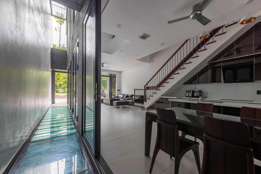 Kiến trúc sư đã tạo ra một khoảng không gian đệm bên sườn nhà để mở rộng tầm nhìn từ phía trong nhà. Kiến trúc sư đã tạo ra một khoảng không gian đệm bên sườn nhà để mở rộng tầm nhìn từ phía trong nhà.