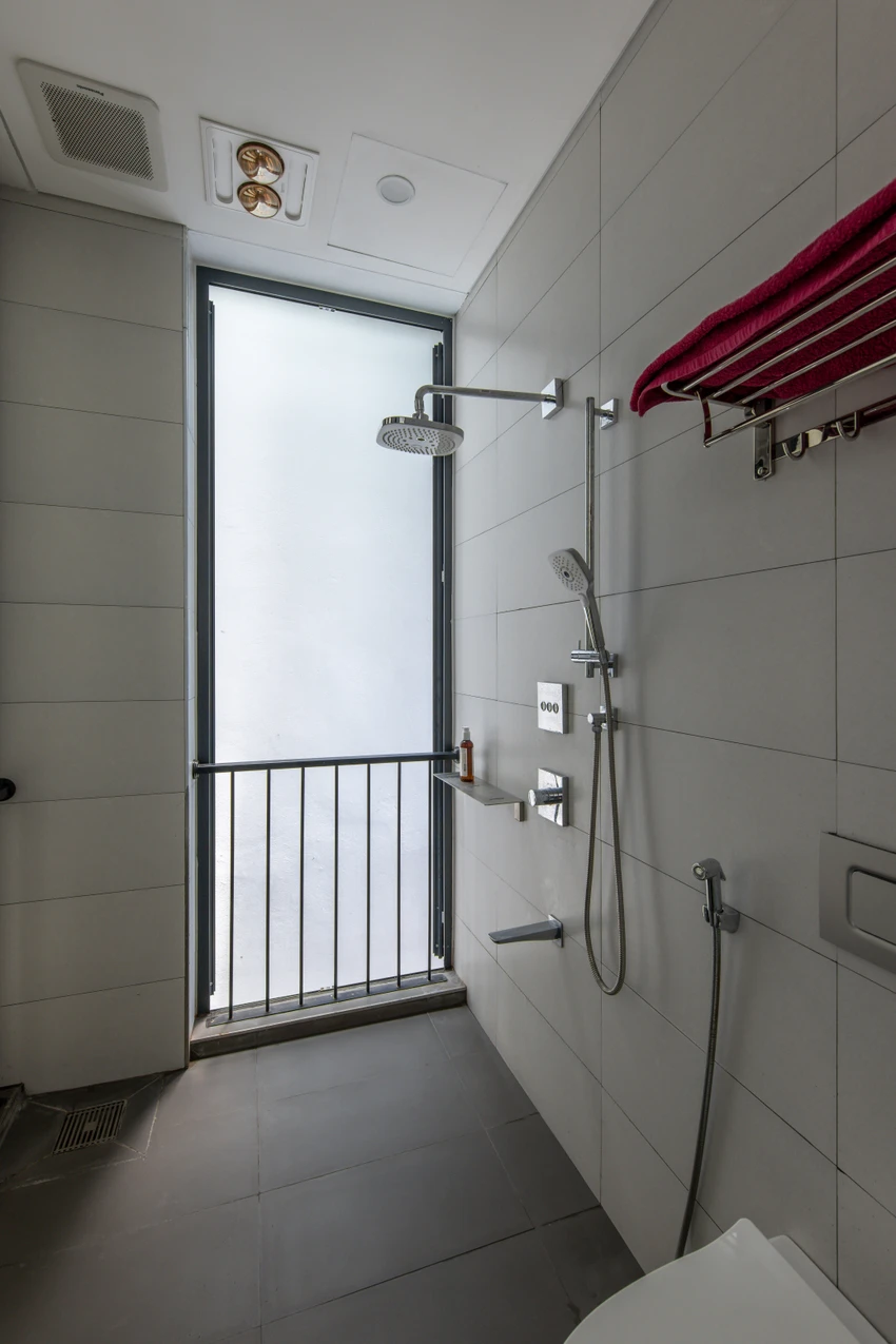 Kiến trúc sư chỉ bố trí mỗi tầng một phòng vệ sinh và vị trí có sự thay đổi từ tầng một lên tầng hai, ba. Do đó tạo ra sự biến đổi linh hoạt cho công năng từng tầng. Kiến trúc sư chỉ bố trí mỗi tầng một phòng vệ sinh và vị trí có sự thay đổi từ tầng một lên tầng hai, ba. Do đó tạo ra sự biến đổi linh hoạt cho công năng từng tầng.