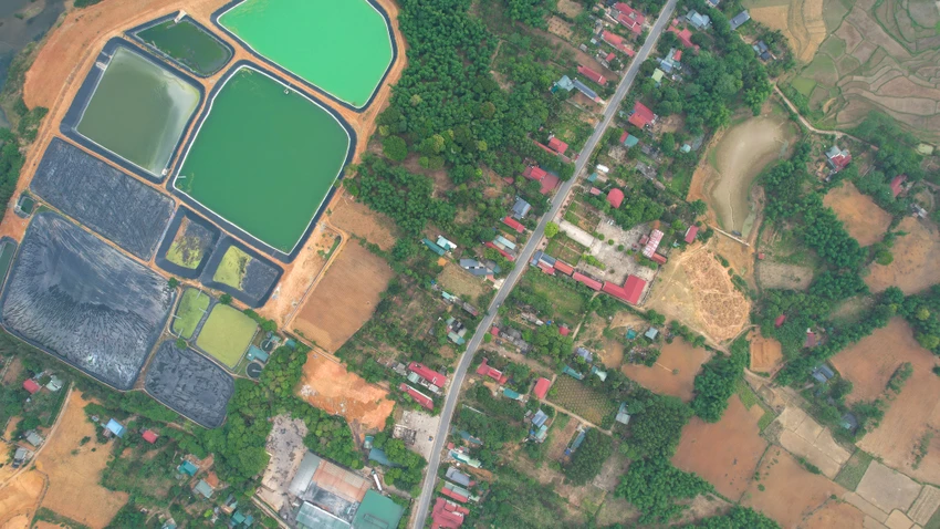 Nhà hướng Nam được xây dựng trên khu đất 490 m2, trong đó diện tích xây dựng 175 m2 tại huyện Bá Thước, tỉnh Thanh Hóa. Nhà hướng Nam được xây dựng trên khu đất 490 m2, trong đó diện tích xây dựng 175 m2 tại huyện Bá Thước, tỉnh Thanh Hóa.
