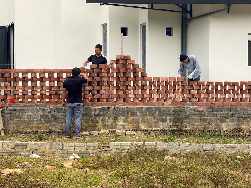 Ngôi nhà có mặt tiền quay về hướng Nam, hướng này hạn chế được nắng nóng từ hướng Tây và hướng Đông. Ngôi nhà có mặt tiền quay về hướng Nam, hướng này hạn chế được nắng nóng từ hướng Tây và hướng Đông.