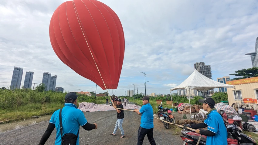 Để đảm bảo cho chương trình thả khinh khí cầu ngày mai, kỹ thuật viên đã kiểm tra các yếu tố kỹ thuật trước ngày thả. Để đảm bảo cho chương trình thả khinh khí cầu ngày mai, kỹ thuật viên đã kiểm tra các yếu tố kỹ thuật trước ngày thả.