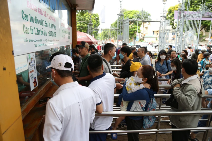 Trong ngày đầu nghỉ lễ dịp 2-9, nhiều người dân lựa chọn các chương trình tham quan nội thành TP.HCM. Trong ngày đầu nghỉ lễ dịp 2-9, nhiều người dân lựa chọn các chương trình tham quan nội thành TP.HCM.