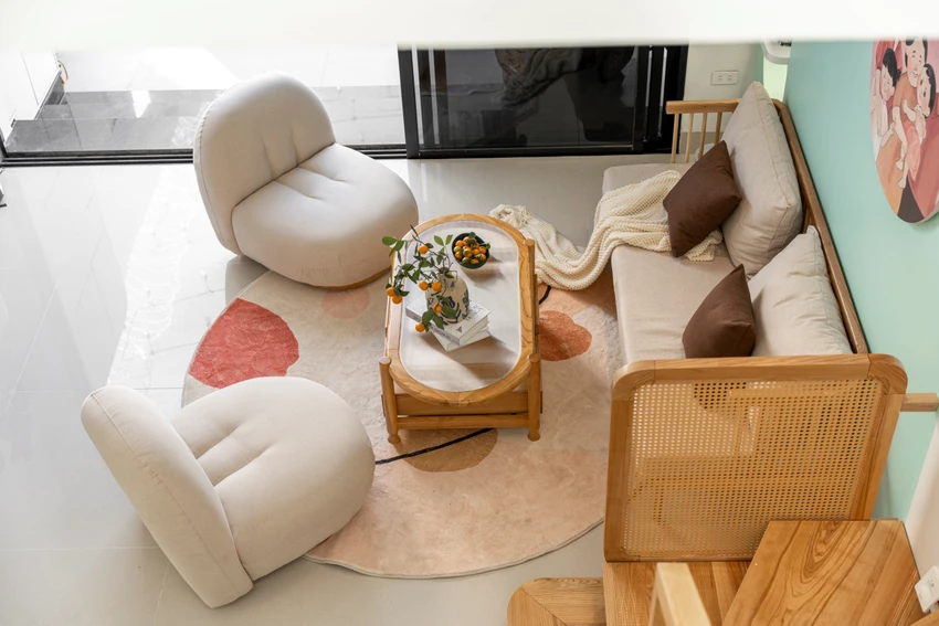 Màu trắng nhà sáng phối thêm với chất gỗ sồi đủ để tạo độ đầm, trầm, ấm cho không gian. Màu trắng nhà sáng phối thêm với chất gỗ sồi đủ để tạo độ đầm, trầm, ấm cho không gian.