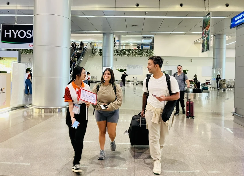Người mua quốc tế đã được các tình nguyện viên hỗ trợ từ khâu nhập cảnh, lấy thủ tục hành lý, kiểm tra giấy tờ tùy thân…