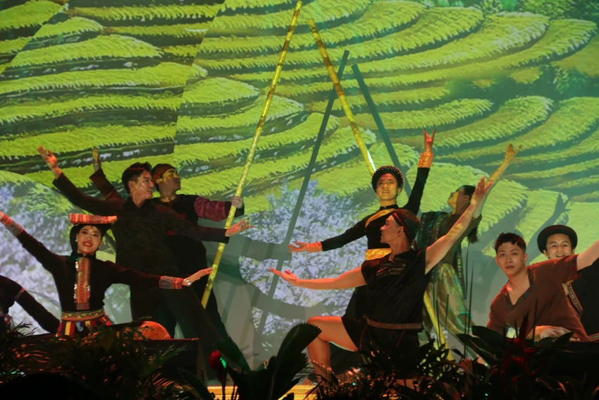 Tiết mục "Nụ cười Việt Nam” được dàn dựng bởi biên đạo Dương Nam Long. Tiết mục "Nụ cười Việt Nam” được dàn dựng bởi biên đạo Dương Nam Long.