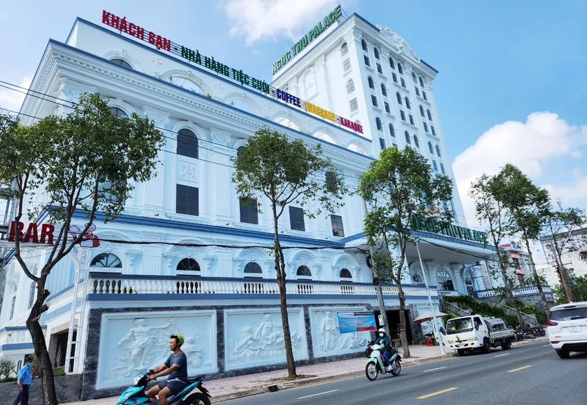 Ngọc Thu Palace tọa lạc tại số 78 Lê Duẩn, phường 3, TP Sóc Trăng, khởi công năm 2021, xây trên khuôn viên 15.000 m<sup>﻿2</sup>, gồm 12 tầng và có 96 phòng lưu trú.