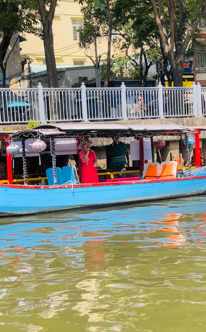Những giai điệu dân gian về “Đờn ca tài tử” không thể thiếu trên chuyến tour 'Một thoáng Sài Gòn'.