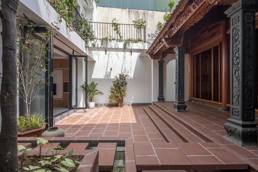 Ngôi nhà được xây dựng dựa trên ý tưởng từ những giá trị truyền thống trong cuộc sống hiện tại. Do đó, kiến ​​trúc sư đã chuyển hướng không gian trọng tâm vào bên trong - nơi đặt không gian thờ cúng tổ tiên.