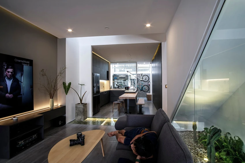 Kiến trúc sư Naw Studio lên ý tưởng thiết kế ngôi nhà là một khối công năng cắt xiên được 'treo lơ lửng' giữa mặt đứng.