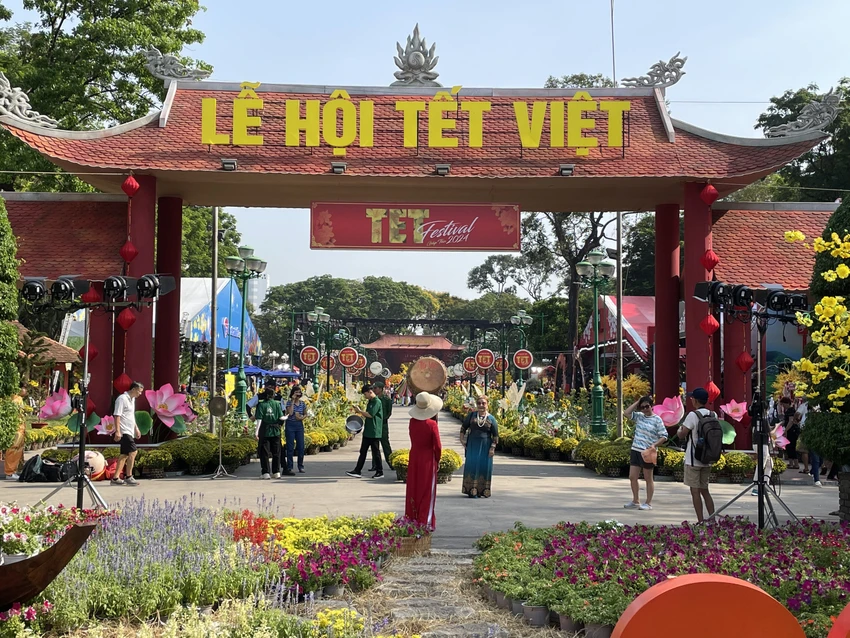 Lễ hội Tết Việt 2024 do Sở Du lịch TP.HCM, Hiệp hội Văn hóa Ẩm thực TP.HCM cùng với sự đồng hành của Sở Công thương tổ chức từ ngày 18 đến ngày 21-1-2024 tại công viên Lê Văn Tám.