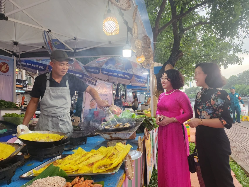 Trải nghiệm ẩm thực là điều khách Việt quan tâm trong các chuyến du lịch. Ảnh: THU TRINH.