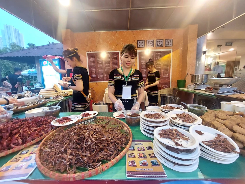 Lễ hội Văn hóa Ẩm thực, Món ngon Saigontourist Group 2024 diễn ra tại Khu Du lịch Văn Thánh. Ảnh: THU TRINH.