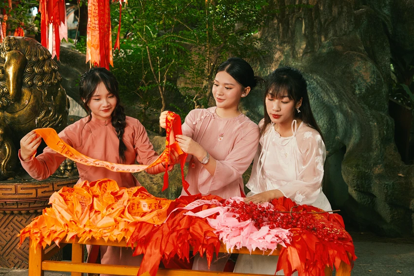 Khu Du lịch Văn hóa Suối Tiên sẽ miễn phí vé vào cổng cho tất cả du khách nữ mặc áo dài khi đến Suối Tiên. Ảnh: THU TRINH.