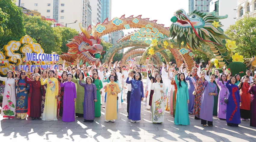 Chương trình đồng diễn với áo dài với chủ đề “Tôi yêu Áo dài Việt Nam” sáng 8-3 trong khuôn khổ lễ hội Áo dài TP.HCM lần thứ 10. Ảnh: Thuận Văn.