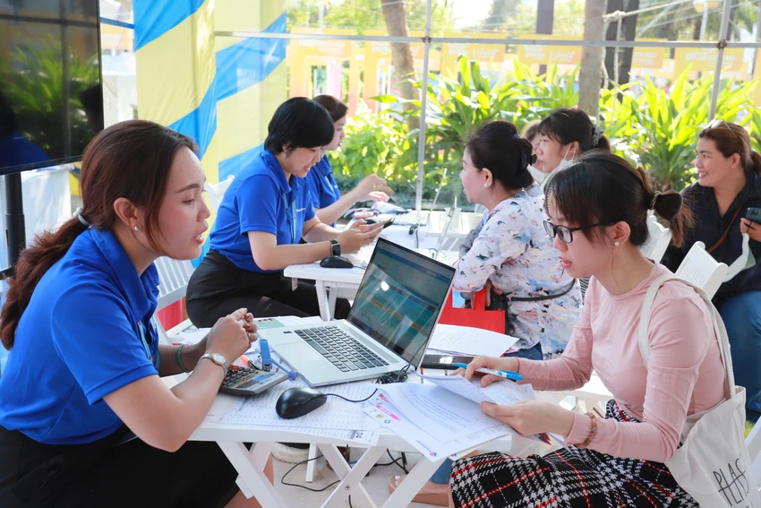 Du khách tìm hiểu và săn tour ưu đãi tại ngày hội Du lịch TP.HCM năm 2023. Ảnh: TT.
