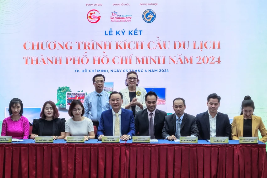 Các DN ký kết biên bản ghi nhớ thỏa thuận hợp tác trong chương trình kích cầu du lịch TP.HCM. Ảnh: TT.