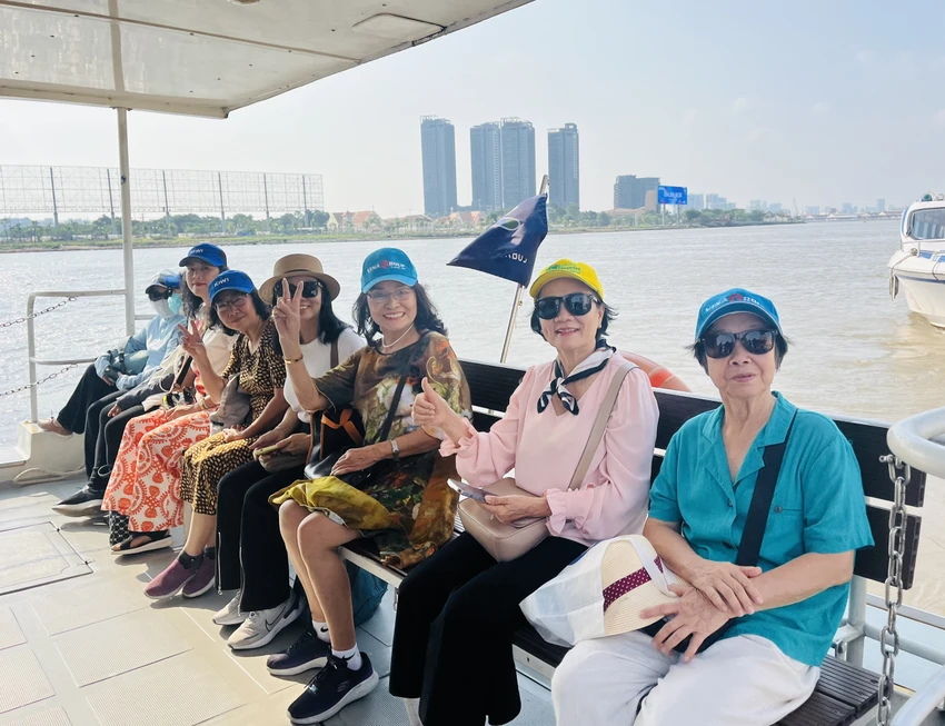 Tour du lịch kích cầu ngắm sông Sài Gòn bằng buýt đường sông và trải nghiệm massge, chăm sóc sức khỏe chỉ có 299.000 đồng/vé. Ảnh: TT.