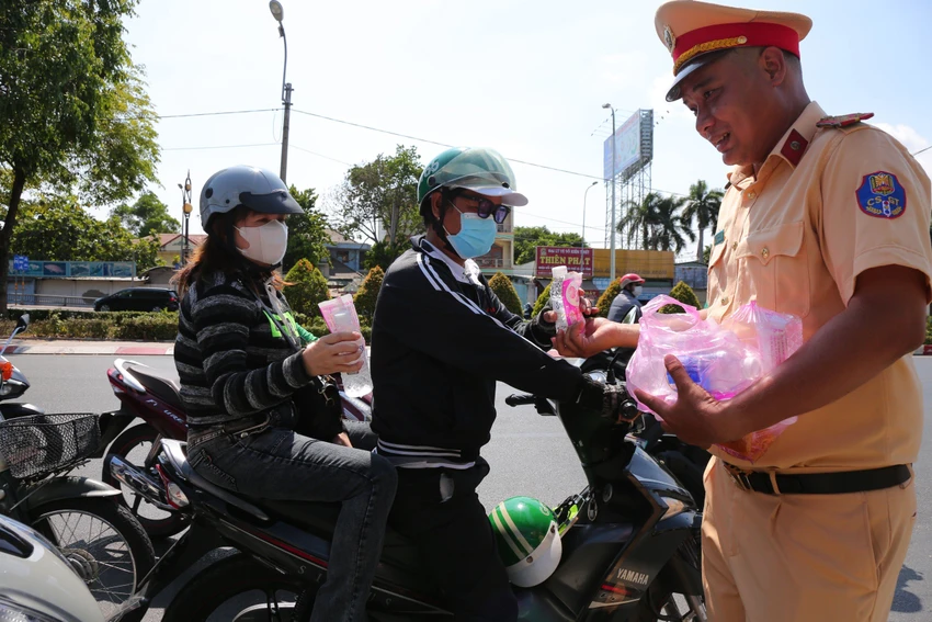CSGT-phat-nuoc-5.jpg
