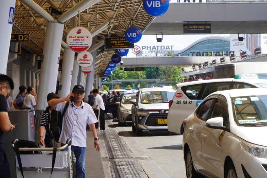 Chiều ngày 26-4, người dân TP.HCM tranh thủ đến sân bay về quê sớm dịp lễ 30-4. Ảnh: TT.