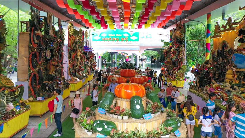 Hội thi nghệ thuật tạo hình bằng trái cây” tại lễ hội trái cây Nam Bộ lần thứ 20. Ảnh: TT.