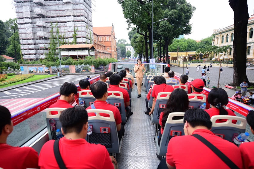 Buổi tuyên truyền diễn ra trên tuyến buýt hai tầng thoáng nóc. Ảnh: TT.