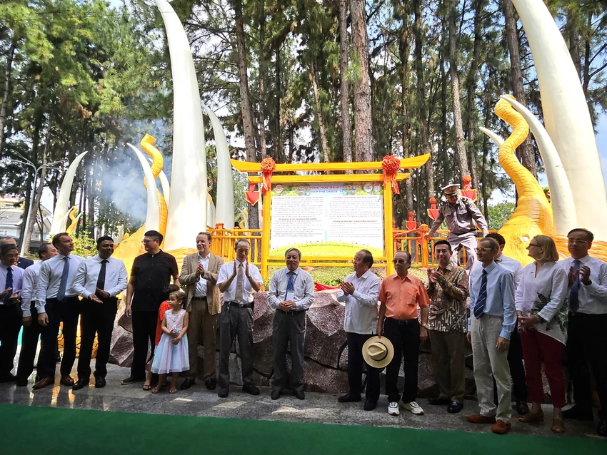 Đại biểu tiến hành nghi thức khánh thành Vườn thông hữu nghị. Ảnh: Di Linh.