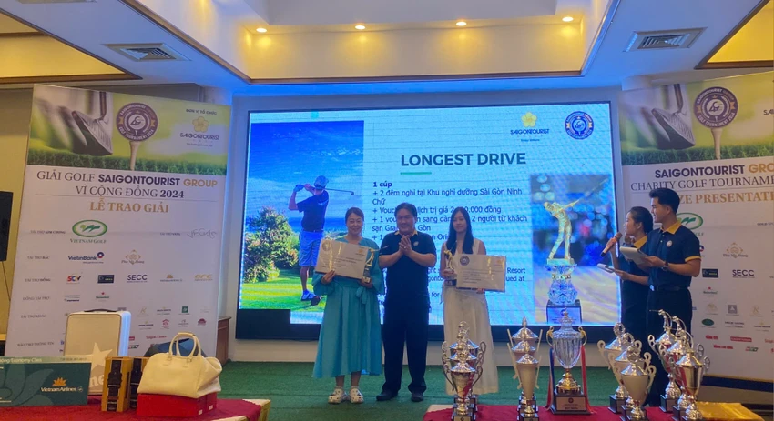 Ban tổ chức trao giải cho các golfer đạt giải golf Saigontourist Group vì cộng đồng lần thứ 18. Ảnh: TT.
