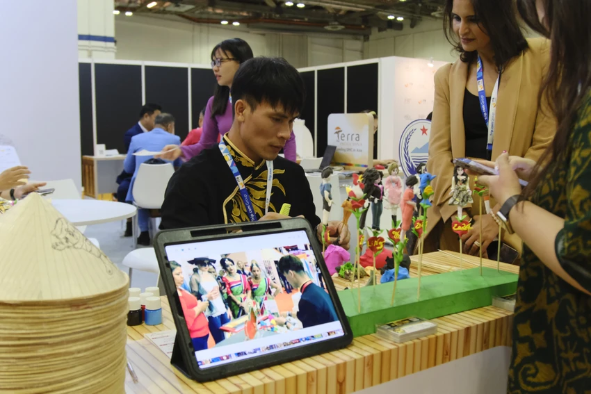 Du khách trải nghiệm các hoạt động thủ công truyền thống như nặn tò he tại gian hàng du lịch TP.HCM. Ảnh:TT.