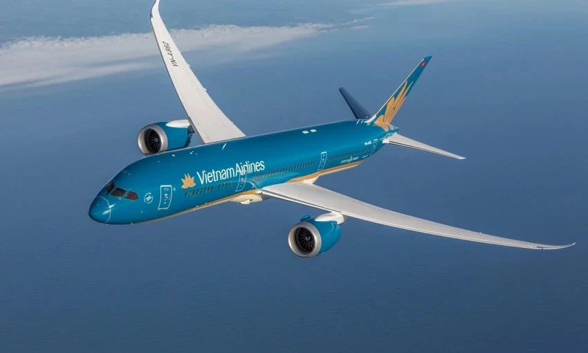 Ảnh hưởng của mưa giông, nhiều chuyến bay của hãng hàng không Vietnam Airlines phải bay vòng trước khi hạ cánh chiều 7-5.