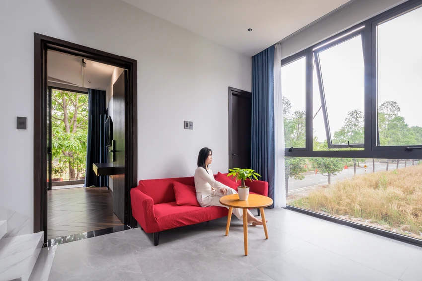 Tổng thể nhà hướng Tây mang vẻ đẹp đặc trưng của phong cách hiện đại, tối giản với sự khỏe khoắn bằng những khối hình vuông vức.
