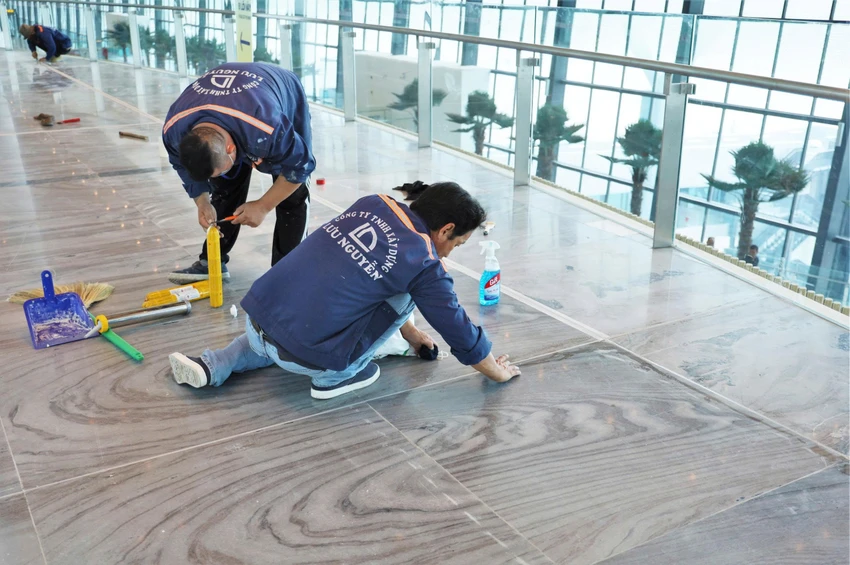Nền đá của nhà ga T3 sân bay Tân Sơn Nhất chưa hoàn thiện dù công trình đã đưa vào khai thác.
