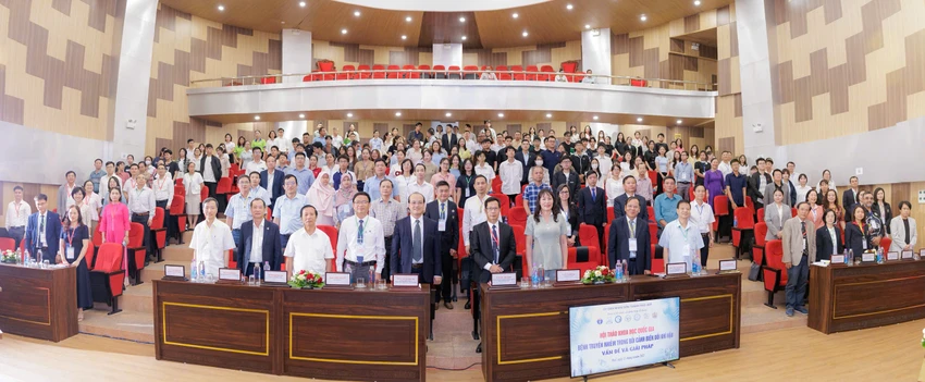 Hội thảo khoa học quốc gia “Bệnh truyền nhiễm trong bối cảnh biến đổi khí hậu: Vấn đề và giải pháp” sáng 21-6.