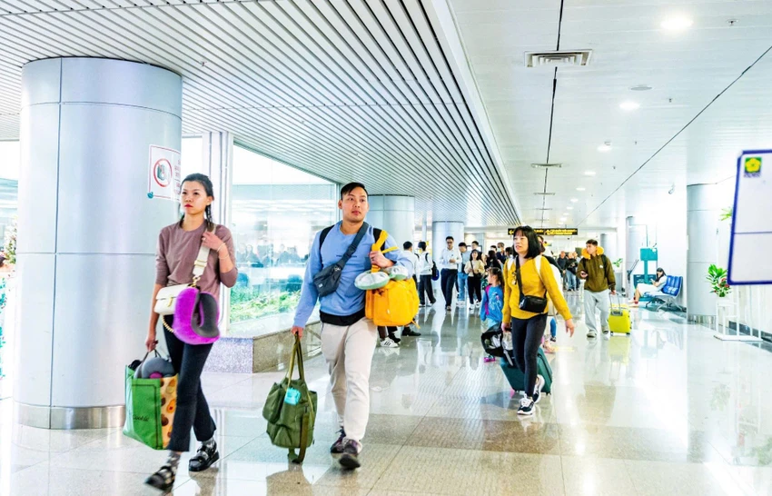 Giá vé máy bay dịp hè tăng nhẹ do nhu cầu du lịch tăng cao.