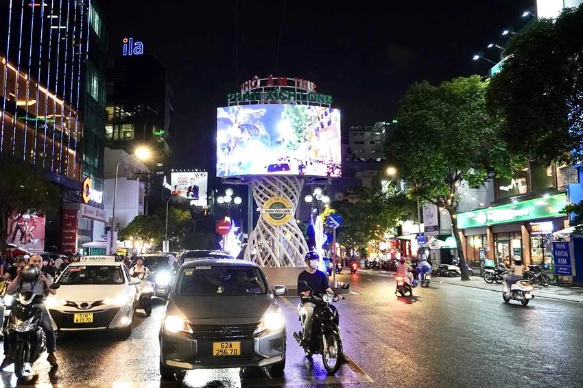 Phố ẩm thực Phan Xích Long được đề xuất mở rộng thêm thời gian hoạt động và các sự kiện vui chơi, giải trí. Ảnh: TT.
