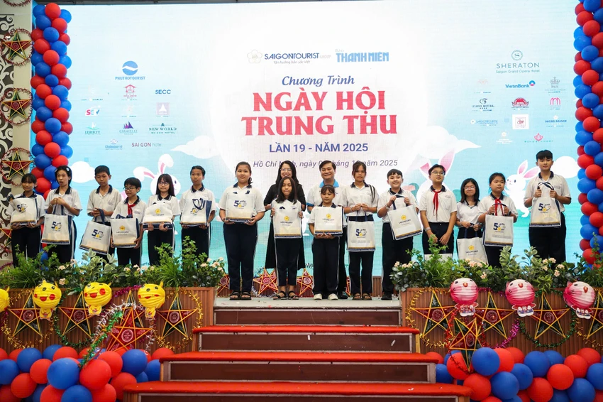 500 trẻ em có hoàn cảnh khó khăn vui Tết Trung thu ấm áp tại TP.HCM.